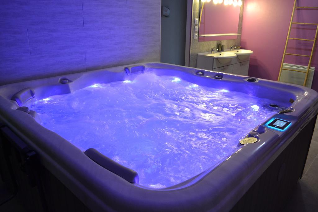 Au Coeur Du Bien-Etre, Gite Avec Piscine Chauffee Et Couverte, Spa, Sauna, Massages Monteaux Exterior foto